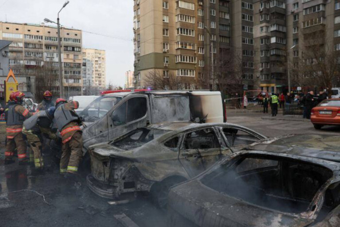 Горят автомобили: последствия утренних обстрелов Киева (видео)