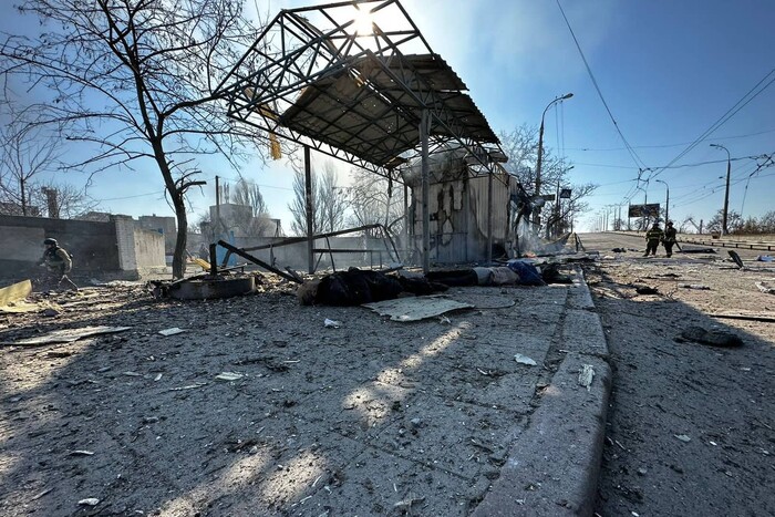 Росіяни влучили в зупинку громадського транспорту в Херсоні: є загиблі (фото)