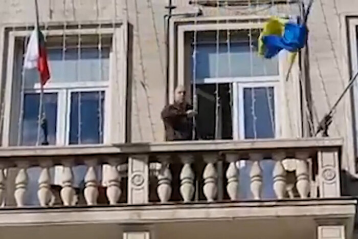 Болгарський політик викинув синьо-жовтий прапор і обізвав українців (відео)
