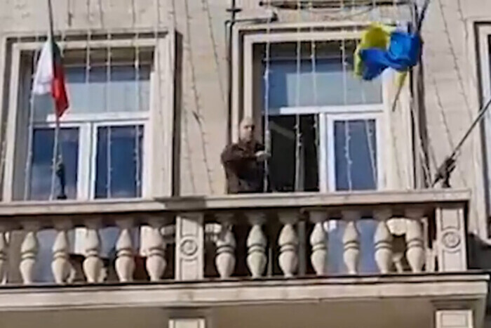 Болгарский политик выбросил сине-желтый флаг и обозвал украинцев (видео)