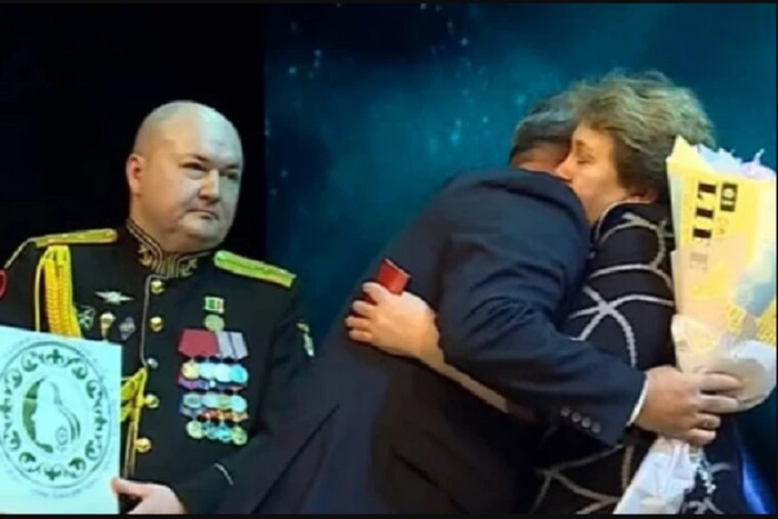 Російські чиновники вручили матері загиблого окупанта мультиварку (фото)