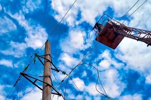 Фахівці ДТЕК Донецькі електромережі безперервно працюють вже 380 добу та відновлюють обладнання та лінії