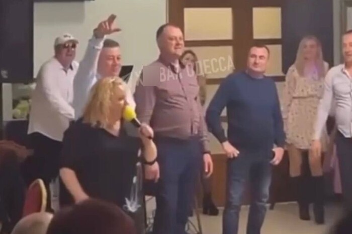 Працівник центру комплектування танцював під російську пісню: як його покарали