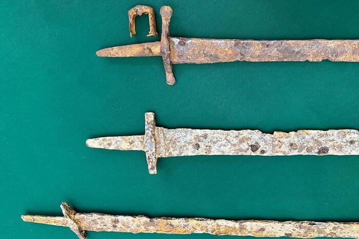 Україна повернула стародавні мечі, які росіяни намагалися вивезти до США