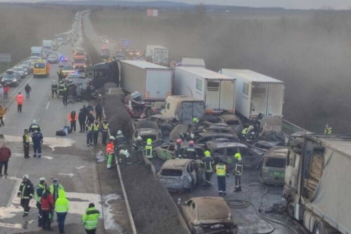 Масштабна ДТП в Угорщині: зіткнулися 5 вантажівок і 37 легковиків