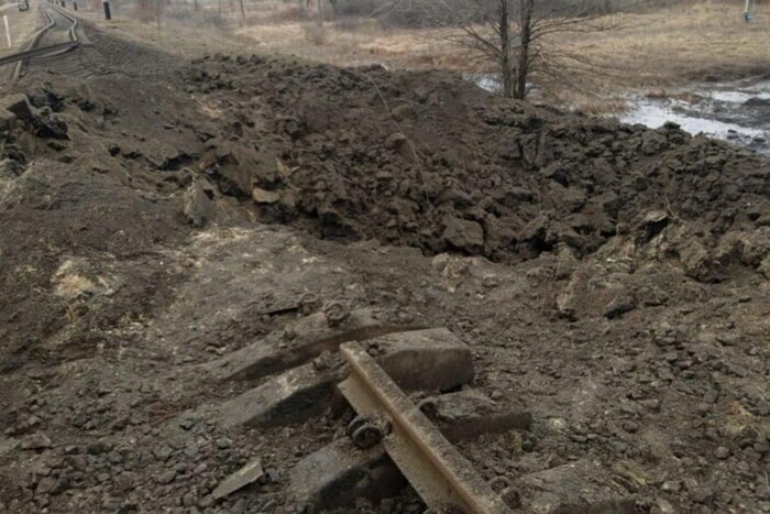 Оккупанты ударили по Славянску, поврежден железнодорожный путь (фото)