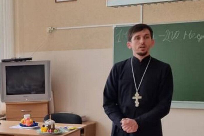 У Росії за розбещення неповнолітнього затримали священника 