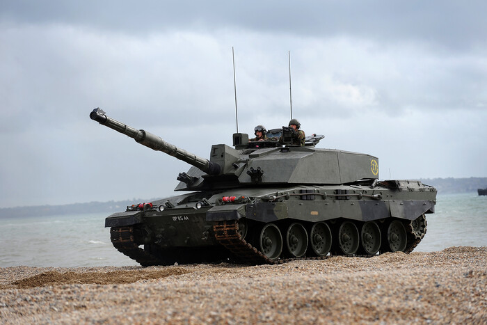 Британські військові показали роботу танків Challenger 2, які відправляться в Україну (відео)