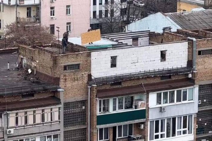 A Kiev, la police recherche un inconnu qui a construit le toit d'un immeuble de grande hauteur ()