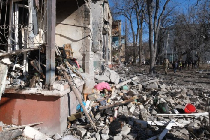 Росіяни вдарили по центру Краматорська: є загиблі, зруйновані багатоповерхівки (фото, відео)