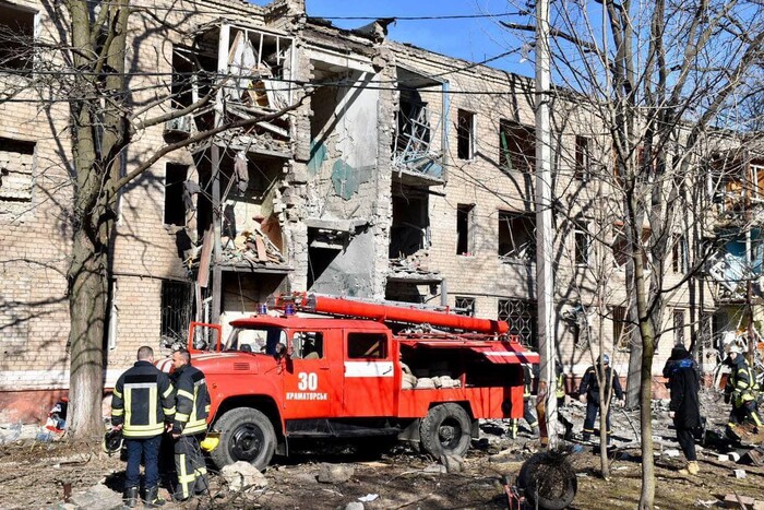 Росія обстріляла Краматорськ: Зеленський показав моторошні кадри з місця влучання