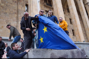 Протести у Тбілісі: проросійські радикали спалили прапор ЄС біля парламенту Грузії (фото)