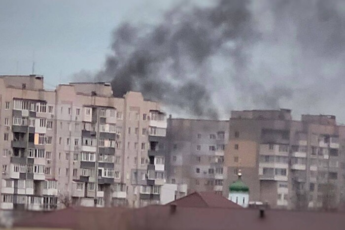 У Мелітополі прогримів потужний вибух: в центрі міста палає автомобіль (відео)
