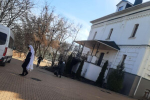 Найвпливовіший митрополит московської церкви вивозить майно з Лаври (відео)