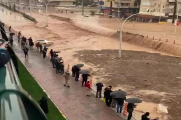 Вулиці перетворилися на річки: після землетрусів Туреччину спіткало нове лихо (відео)