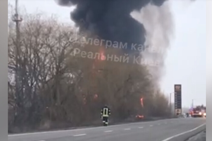 У Борисполі спалахнула АЗС: у небо здіймається чорний стовп диму (відео)