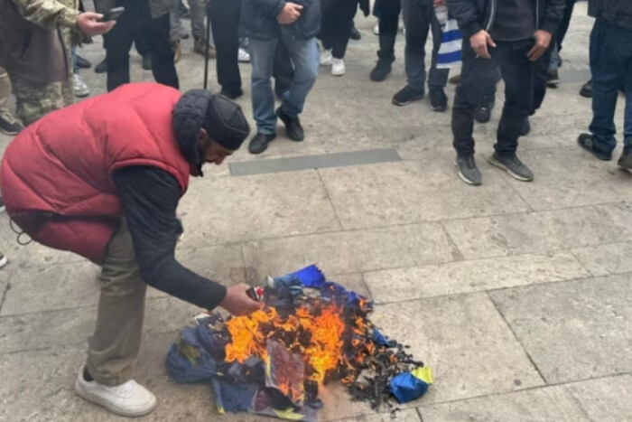 Протести в Грузії: правоохоронці оштрафували проросійських радикалів, які спалили прапор ЄС