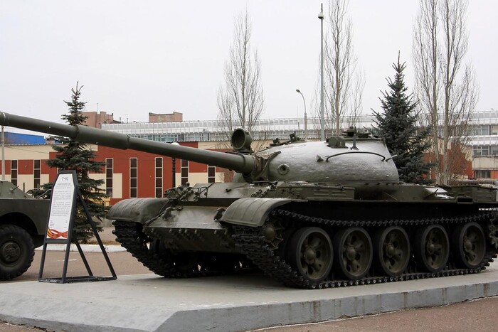 Старий мотлох Путіна. ЗСУ вперше знищили танк Т-62, який модернізували росіяни