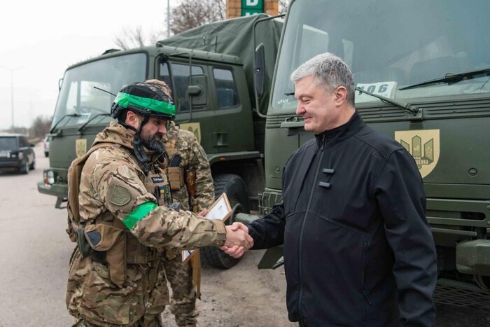 Порошенко на Донеччині передав у 23-й стрілецький батальйон DAFи та техніку