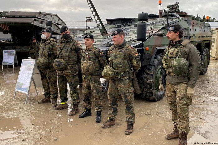 НАТО хоче розмістити до 300 тисяч солдатів на кордоні з Росією – Politico