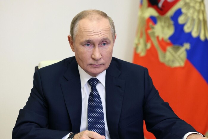 Путін висадився у Маріуполі. Кремль почав ліпити з воєнного злочинця «сміливого лідера»
