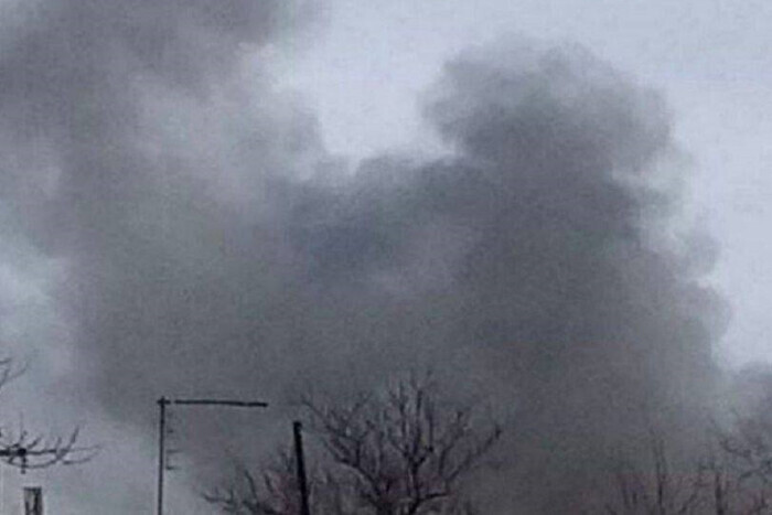 Масштабный пожар в Каховке: сообщают о «прилете» по базе оккупантов