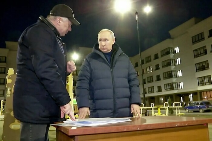 Візит Путіна до Маріуполя: диктатор зустрівся з мародерами