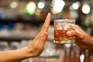 Вживання алкоголю може пришвидшити розвиток невиліковної хвороби (дослідження)