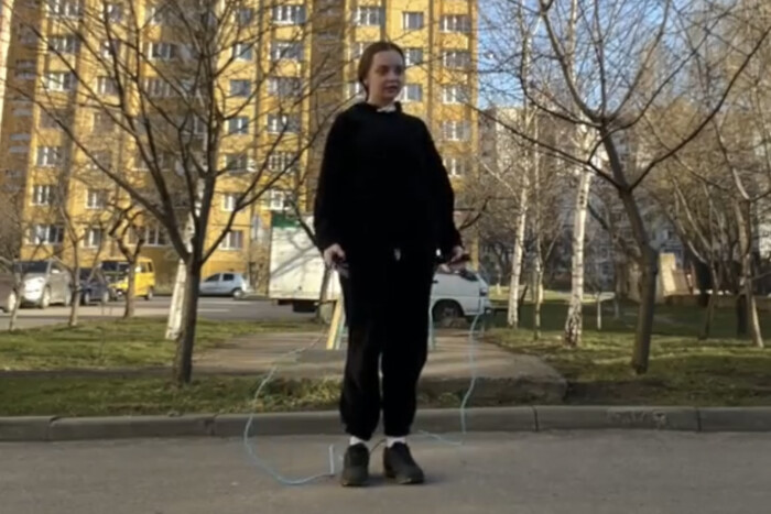 У Франківську літня жінка визвірилася на дівчинку, бо та стрибала на скакалці (відео)