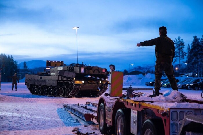 Вісім танків Leopard 2 від Норвегії вже в Україні: яскраві фото