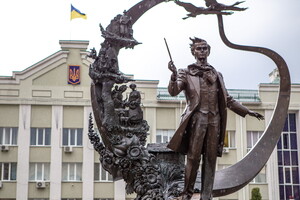 Які пам’ятники встановлювала Україна в останні роки і скільки це коштувало