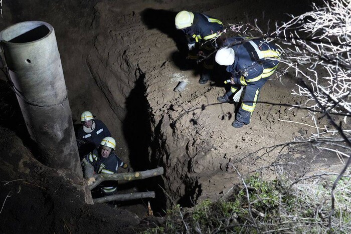 На Одещині рятувальники другий день дістають тіло чоловіка з колодязя: деталі трагедії (фото, відео)
