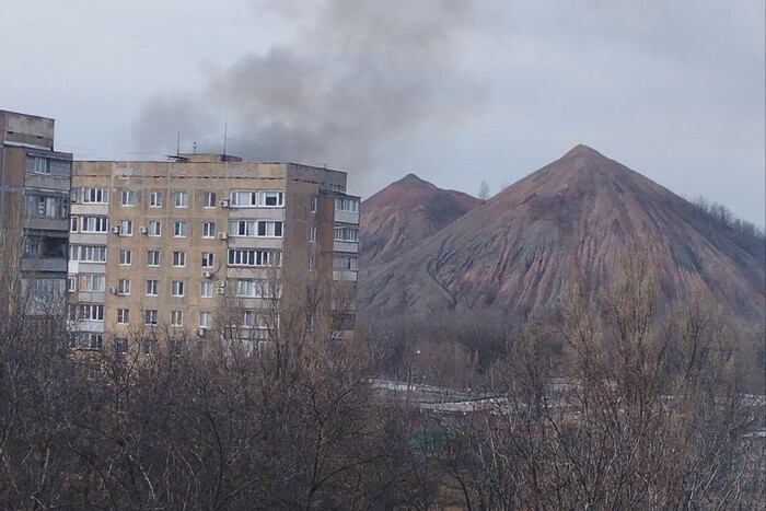 У Донецьку «бавовна»: над містом піднімається чорний дим (фото, відео)