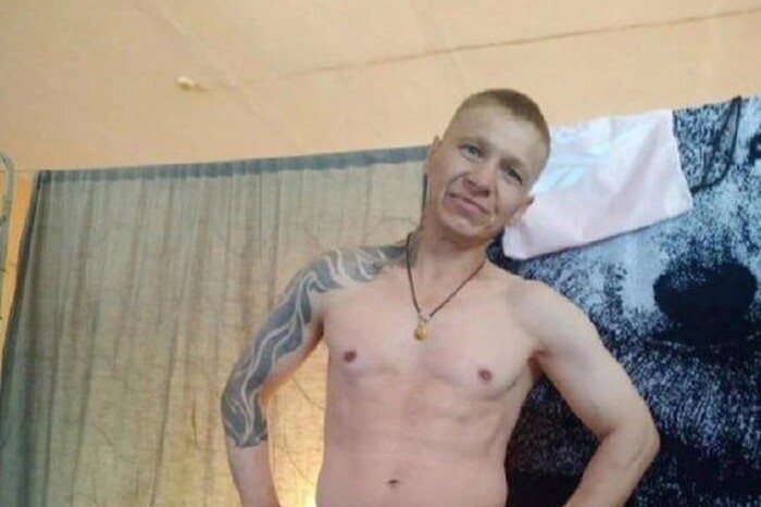 Росіяни встановлять меморіальну табличку для «вагнерівця», який жорстоко вбив власну матір