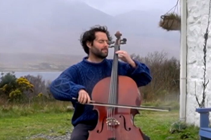 Ірландський віолончеліст неймовірно виконав пісню «Ой, у вишневому саду» (відео)