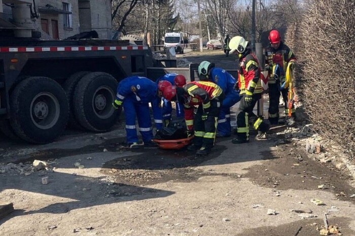 Рятувальники дістали з-під завалів тіло ще однієї жертви  російської атаки по Київщині (відео)