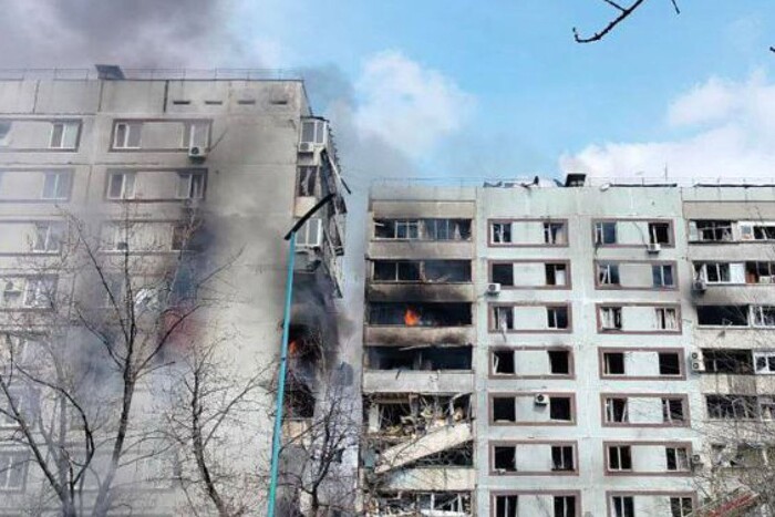 Les Russes frappent un immeuble de grande hauteur à Zaporozhye () 