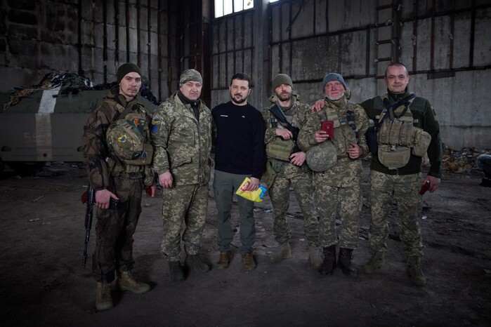 Зеленський відвідав військових біля Бахмута та вручив нагороди (фото) 