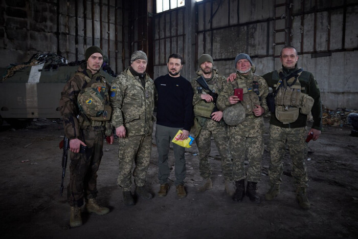 Зеленский посетил военных возле Бахмута и вручил награды (фото)