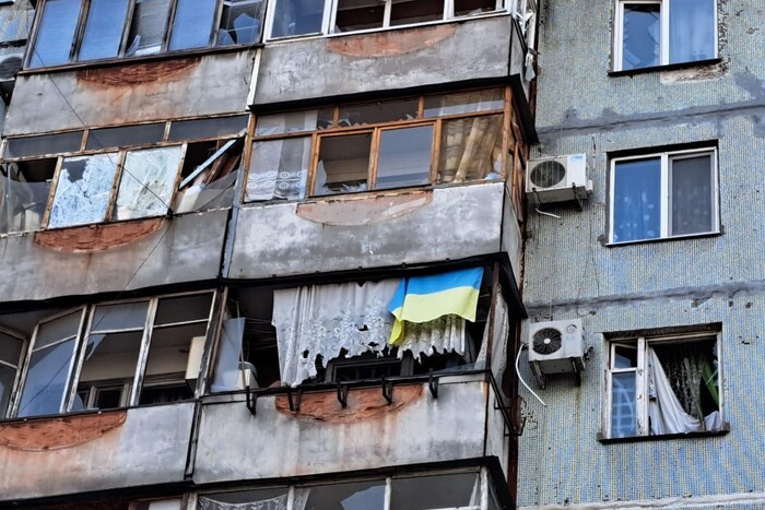 Un drapeau ukrainien a survécu sur un immeuble de grande hauteur endommagé à Zaporizhzhia