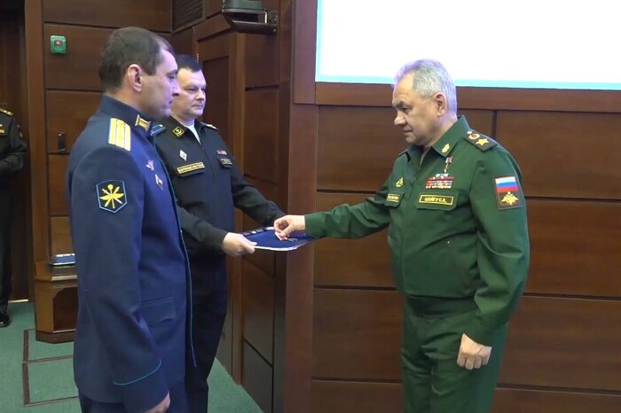 Шойгу показав та нагородив пілотів, які збили американський дрон (відео)