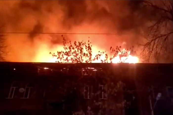 У Самарі спалахнула історична будівля: десятки людей евакуйовано (відео)