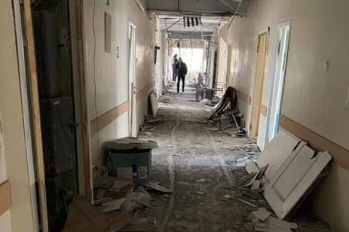 Росіяни обстріляли лікарню Херсона: влада міста показала наслідки атаки (відео)
