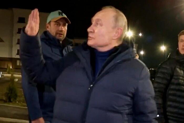 «Всі на вихід! Зйомки завершено!»: мешканців будинку, куди приїздив Путін, виселяють