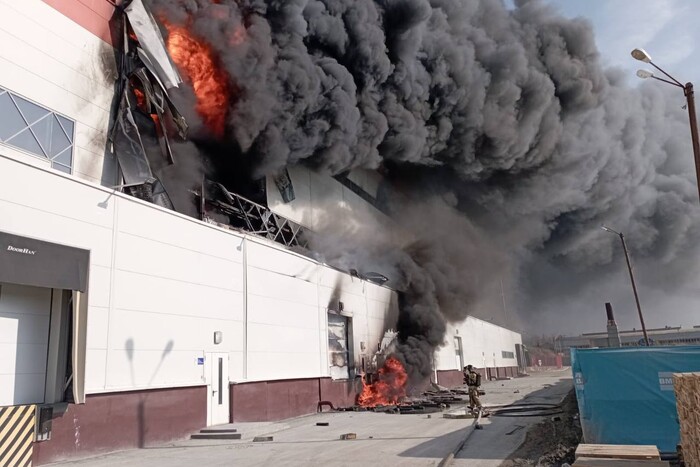 En Russie, un incendie de grande ampleur dans une usine : détails (photo, )