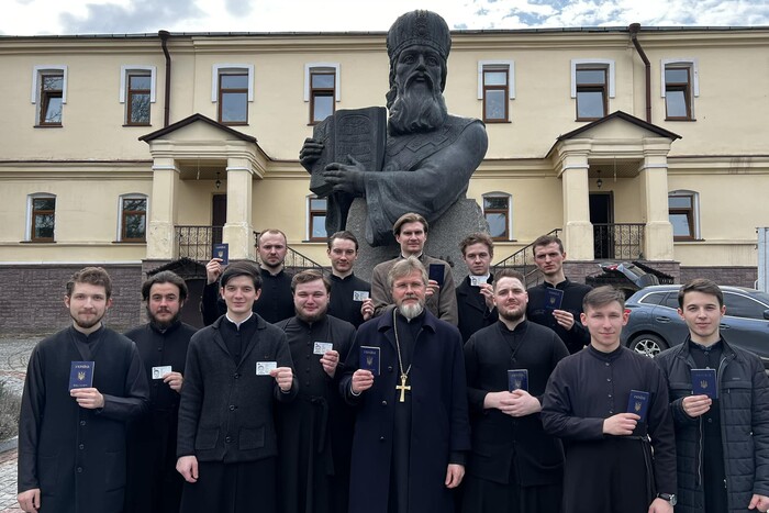 Священники Московського патріархату зробили фото з українськими паспортами, але щось пішло не так