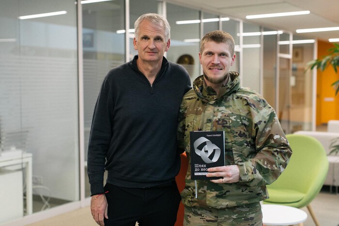 Тімоті Снайдер зустрівся з українським військовим, який читав його книгу в окопі (фото)