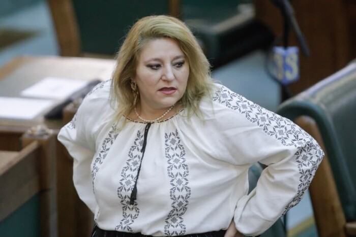 «Зеленський – Гітлер». Румунська сенаторка, яка закликала анексувати частину України, знову прославилася