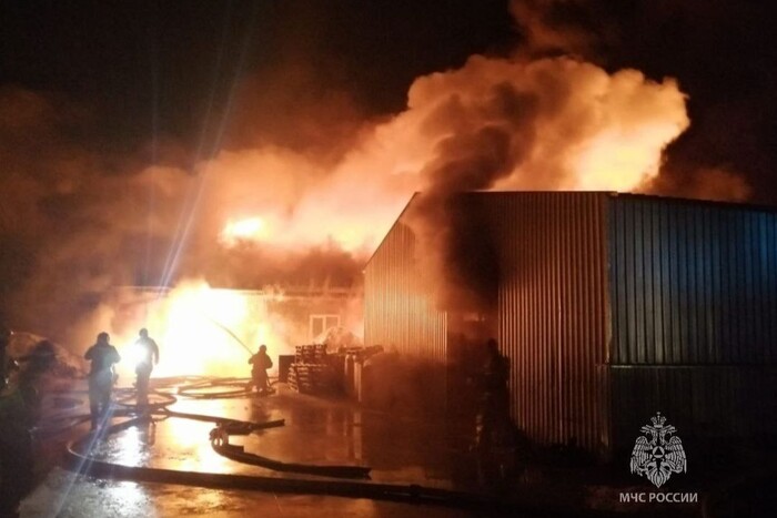 Un entrepôt de plastique est en feu à Omsk, en Russie (photo, )