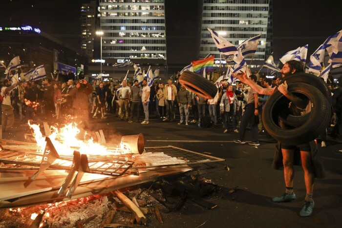Протести в Ізраїлі та завершення навчання українських танкістів у Британії: головне за ніч
